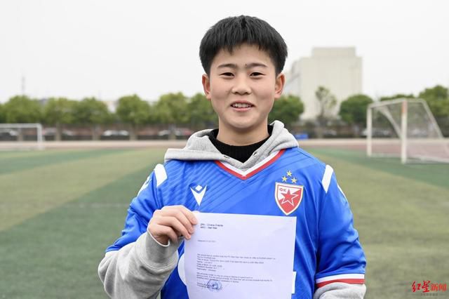 玛格特·罗比徜徉在一片“粉色海洋”之中，蓝色的发带、上衣都带来不小的视觉冲击